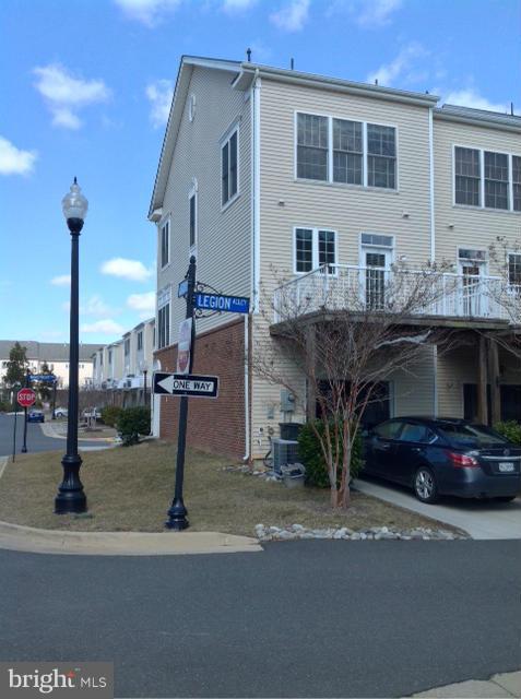 42625 Homefront Terrace Chantilly, VA 20152 - Photo 30 of 32 Exterior (Rear)