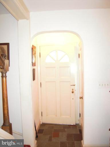 800 Stonington Road Silver Spring, MD 20902 - Photo 4 of 15 Entrance / Foyer