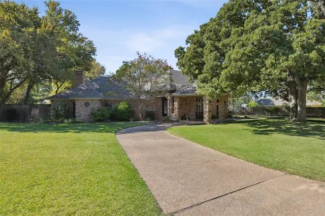 $649,900 | 2900 Oak Trail Court, Dalworthington Gardens, TX 76016