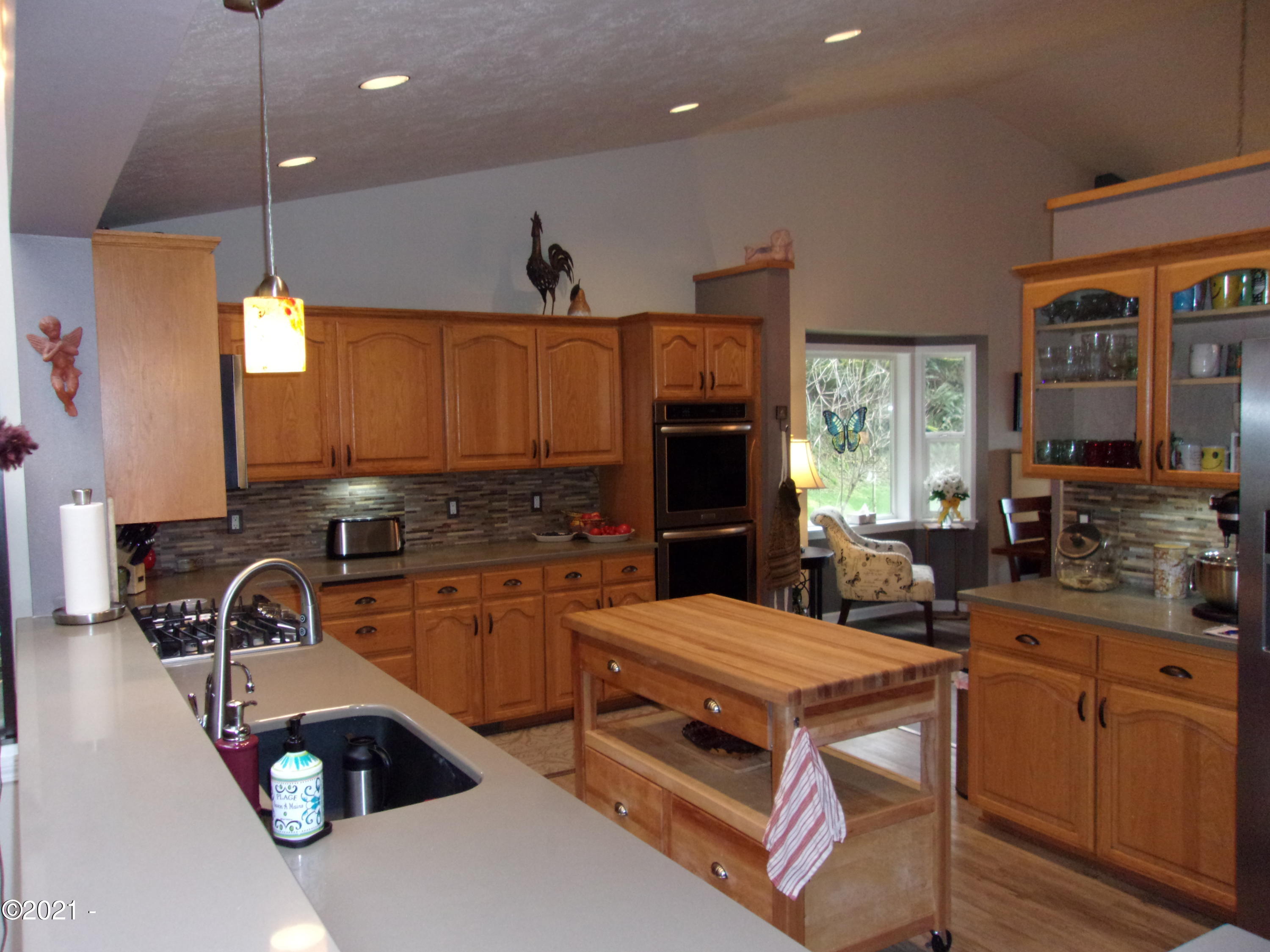 3065 Yaquina Bay Road Newport, OR 97365 - Photo 14 of 32 Kitchen
