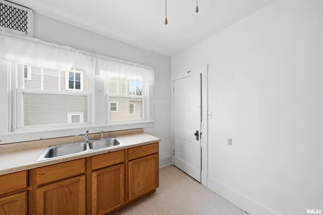 $94,900 | 2005 North Prospect Road, Peoria, IL 61603