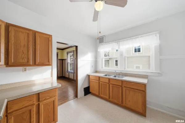 $90,400 | 2005 North Prospect Road, Peoria, IL 61603
