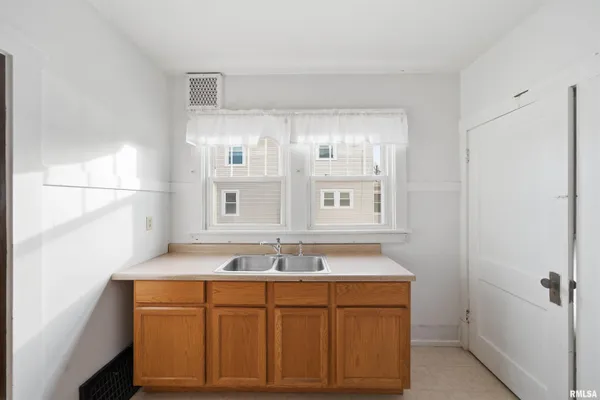 $90,400 | 2005 North Prospect Road, Peoria, IL 61603