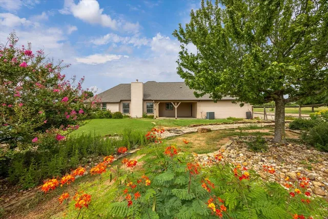 a view of an house with backyard space and garden