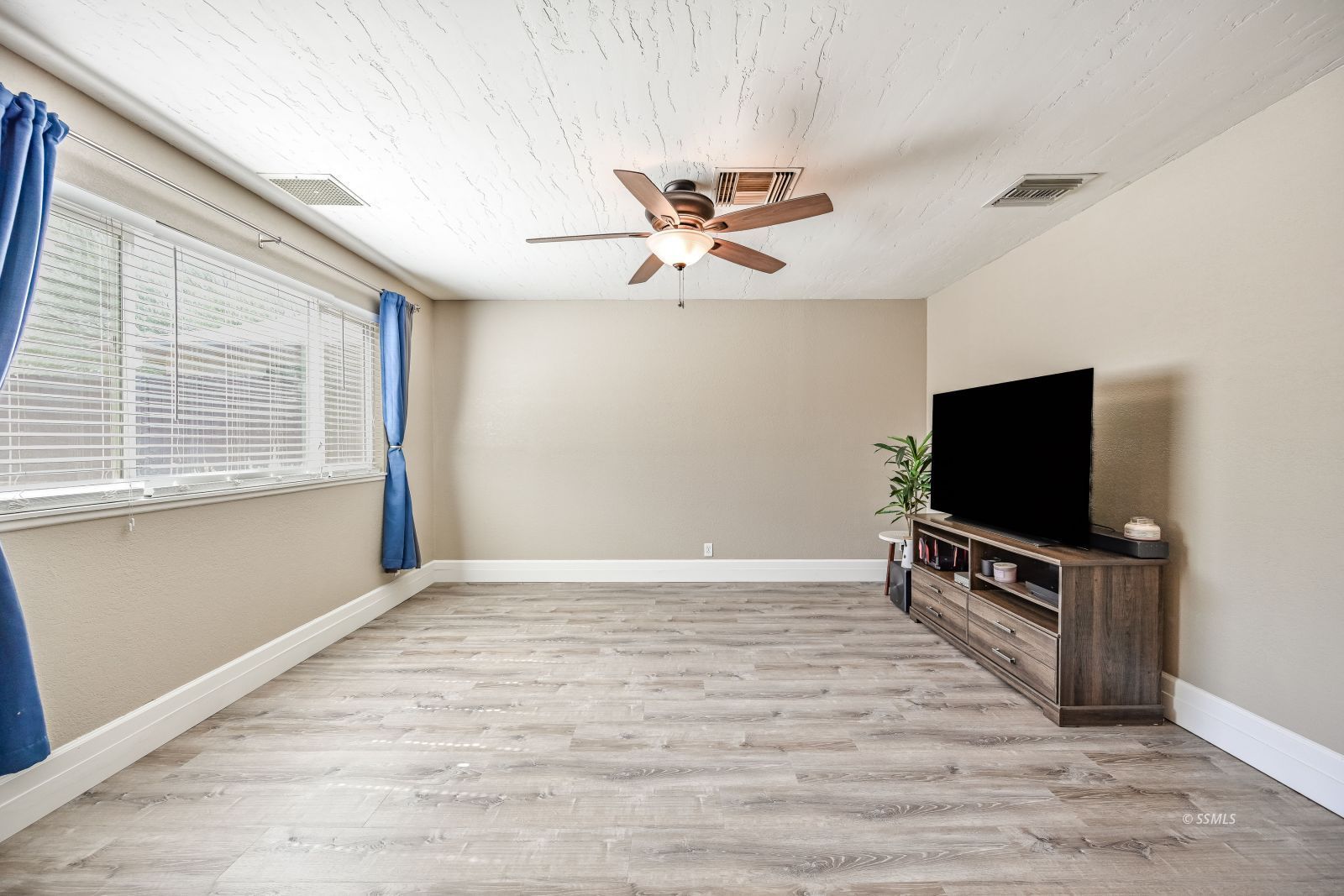 229 South Broadway Street Ridgecrest, CA 93555 - Photo 7 of 40