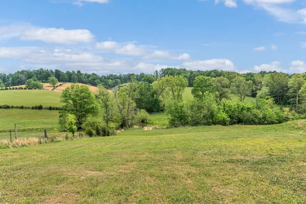 $375,000 | 1528 Fairfield Road, Westmoreland, TN 37186