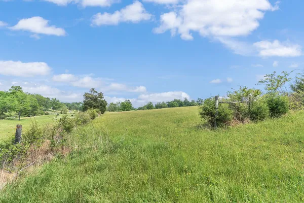 $375,000 | 1528 Fairfield Road, Westmoreland, TN 37186