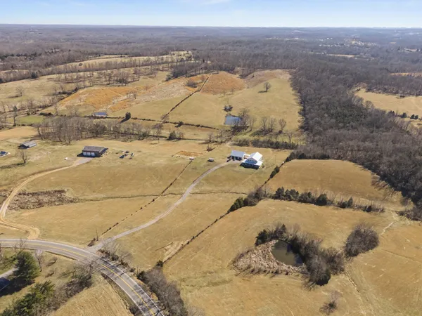 $375,000 | 1528 Fairfield Road, Westmoreland, TN 37186