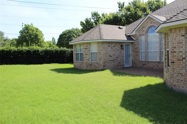a view of a back yard of the house