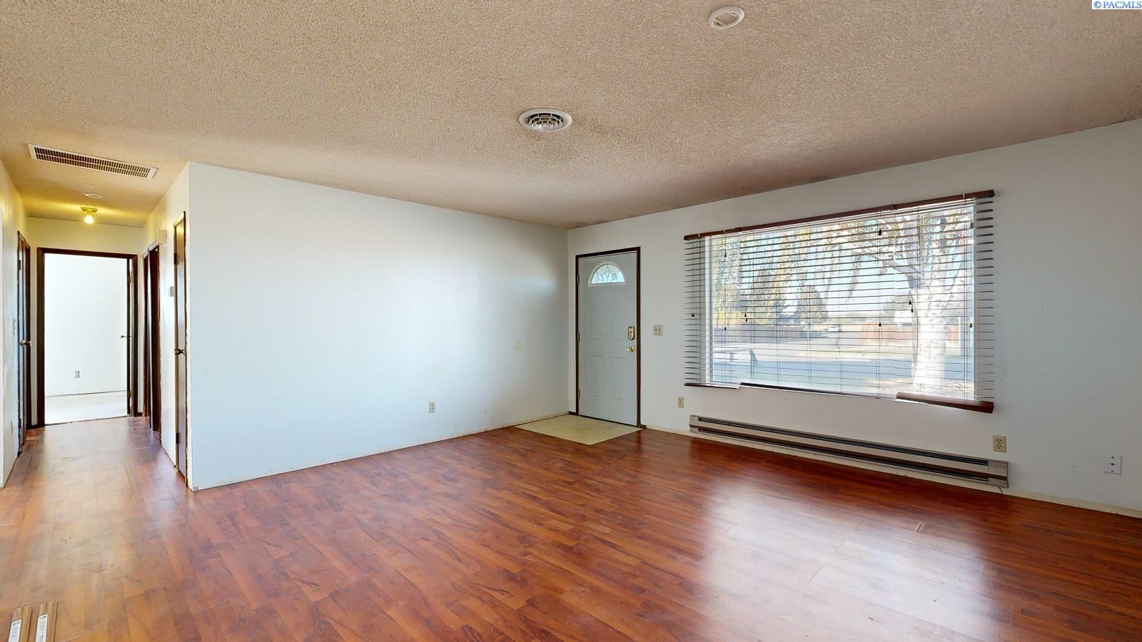 200 East Bonnieview Road Grandview, WA 98930 - Photo 3 of 23 Gallery Image 3