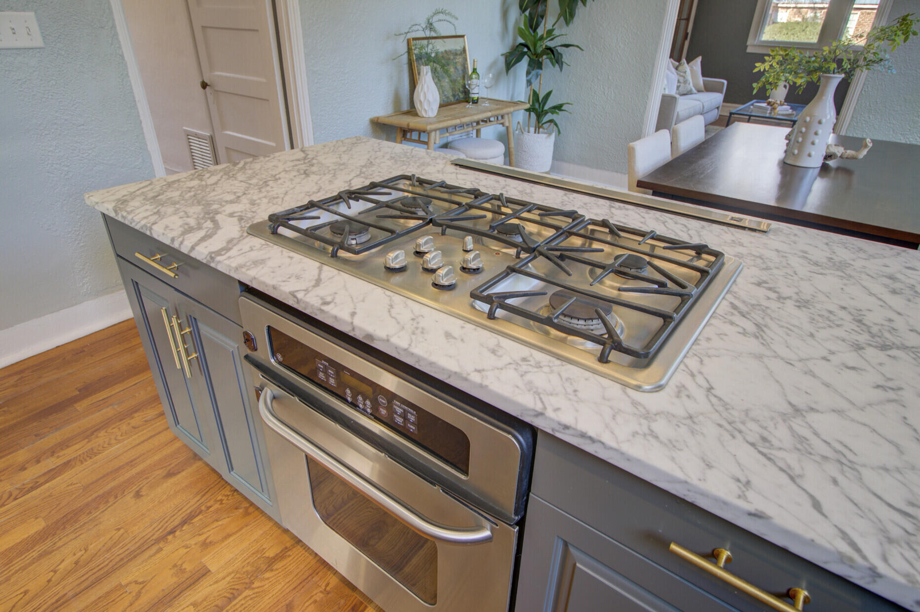 2021 Frampton Avenue Charleston, SC 29412 - Photo 8 of 40 Gas cooktop