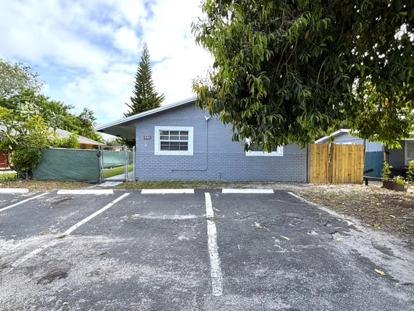 $2,000 | 830 Southwest 10th Street, Unit B, Pompano Beach, FL 33060
