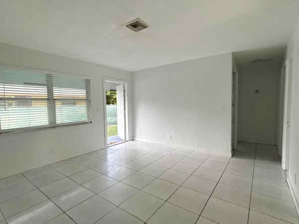 $2,000 | 830 Southwest 10th Street, Unit B, Pompano Beach, FL 33060