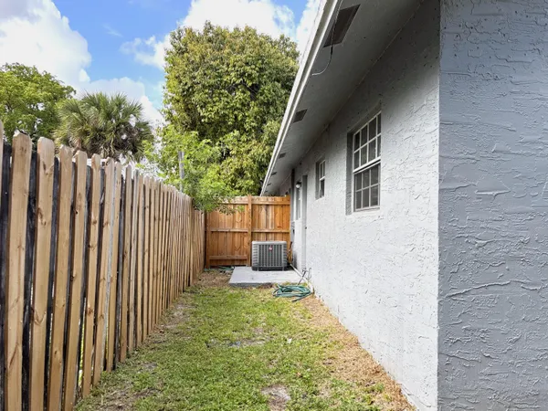$2,000 | 830 Southwest 10th Street, Unit B, Pompano Beach, FL 33060