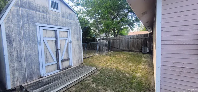 a view of a backyard