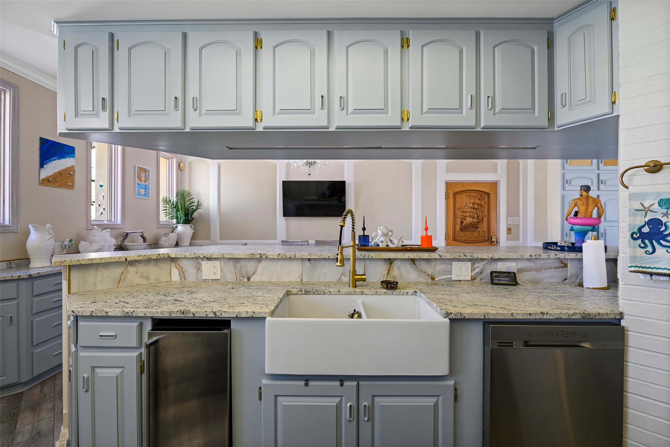 2102 Postoffice Street, Unit 1 Galveston, TX 77550 - Photo 15 of 38 Stainless appliances. Ice maker. Apron sink.