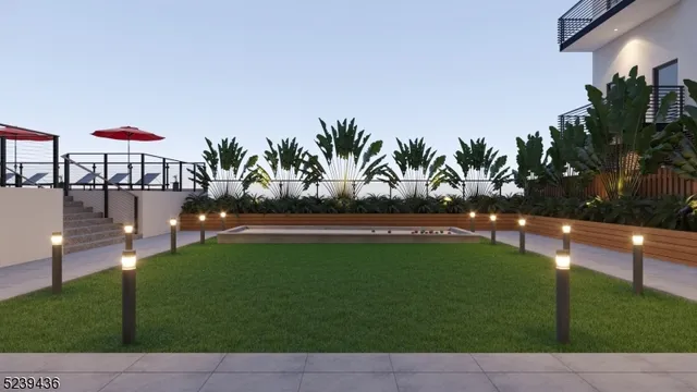 a view of a backyard