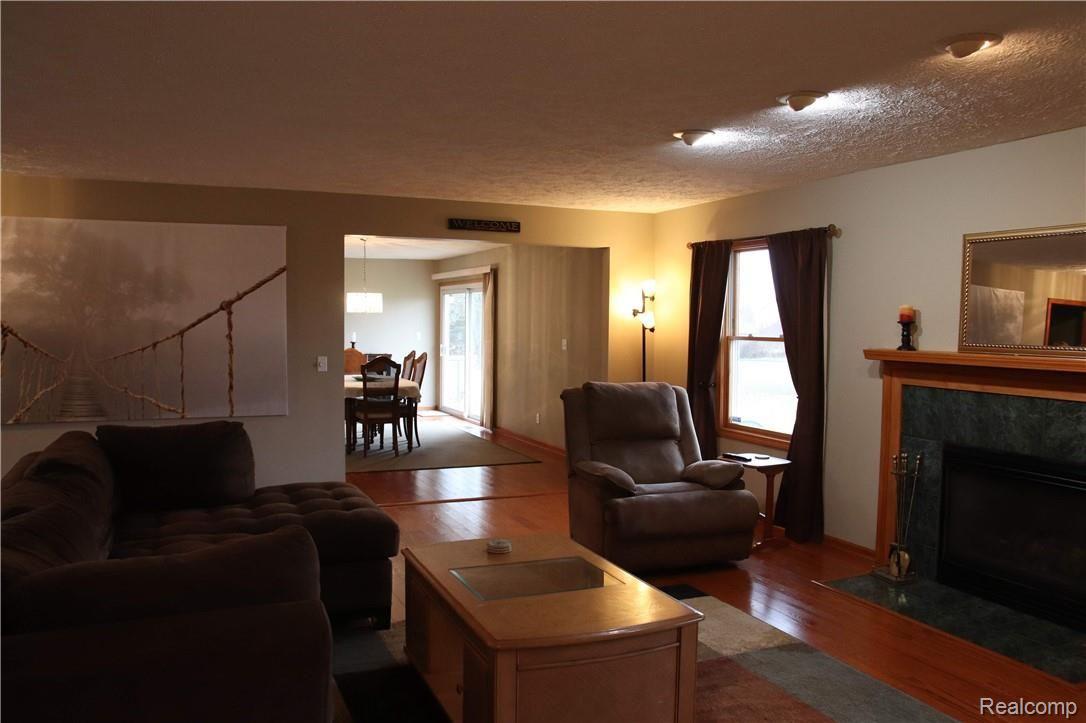 1005 Oakcrest Road Howell, MI 48843 - Photo 6 of 33 IMG_5773.jpg