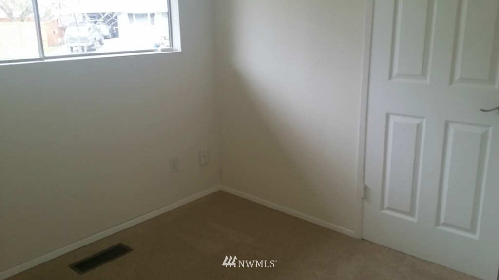 4113 Northeast 11th Street Renton, WA 98059 - Photo 11 of 18