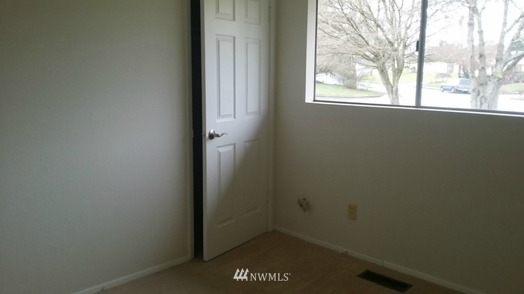 4113 Northeast 11th Street Renton, WA 98059 - Photo 13 of 18