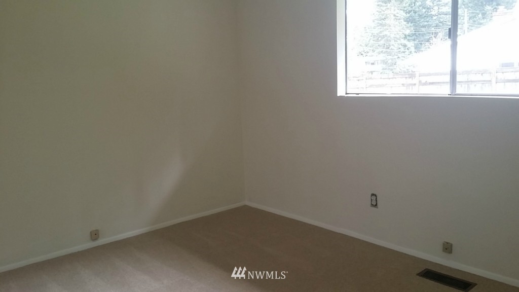 4113 Northeast 11th Street Renton, WA 98059 - Photo 14 of 18