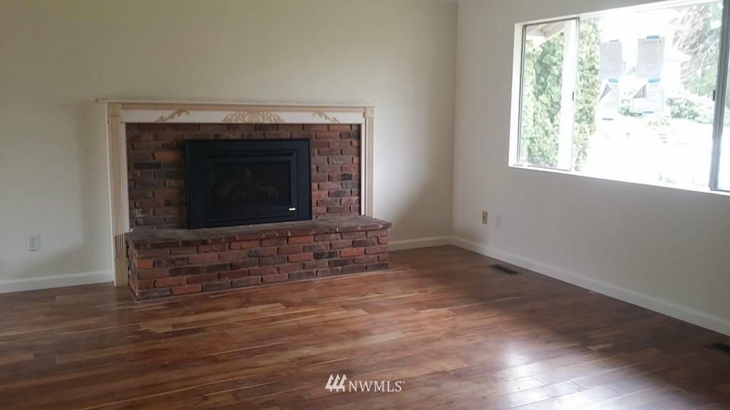 4113 Northeast 11th Street Renton, WA 98059 - Photo 4 of 18