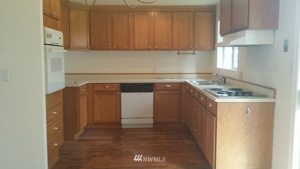 4113 Northeast 11th Street Renton, WA 98059 - Photo 6 of 18