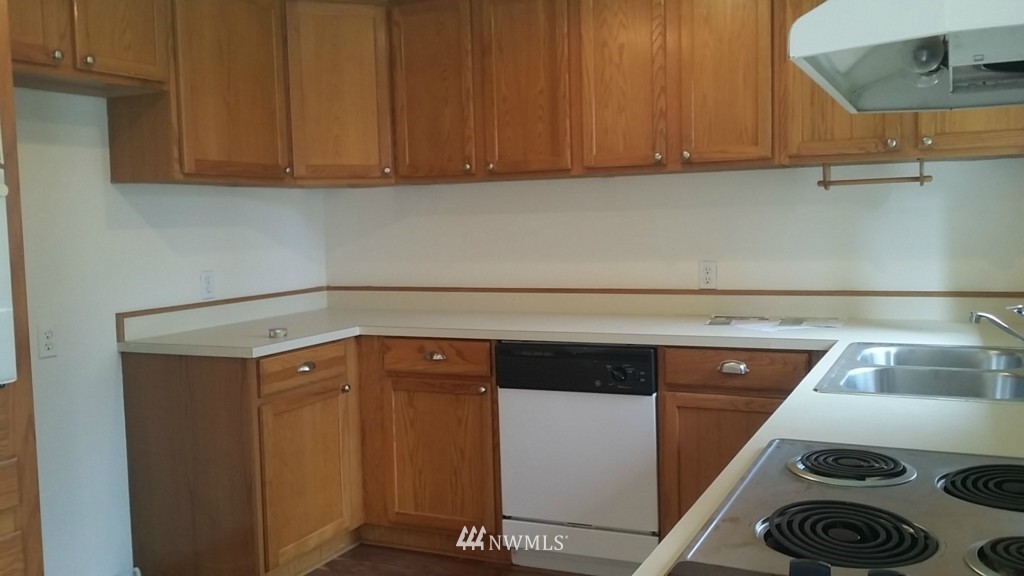 4113 Northeast 11th Street Renton, WA 98059 - Photo 7 of 18