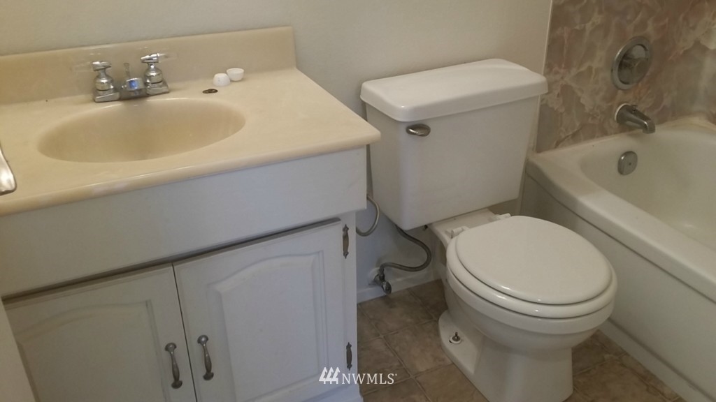 4113 Northeast 11th Street Renton, WA 98059 - Photo 9 of 18