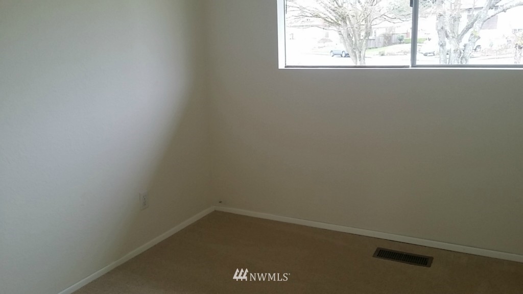4113 Northeast 11th Street Renton, WA 98059 - Photo 10 of 18