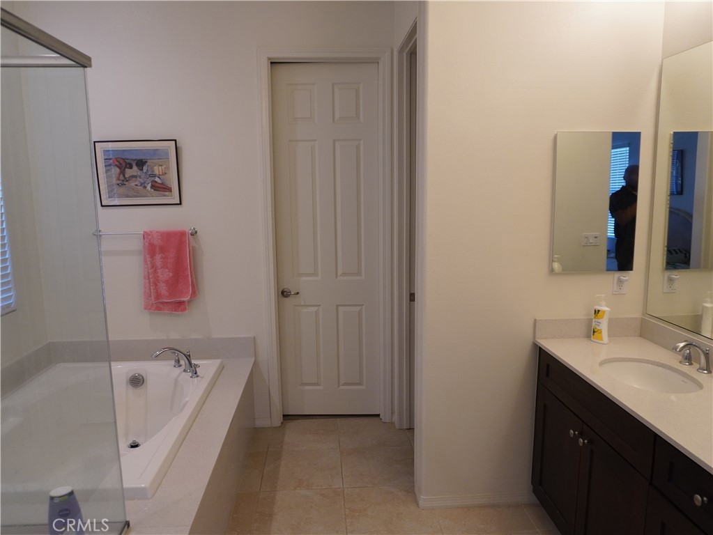 348 Scarlett Runner Beaumont, CA 92223 - Photo 28 of 33 a bathroom with a bathtub sink and mirror