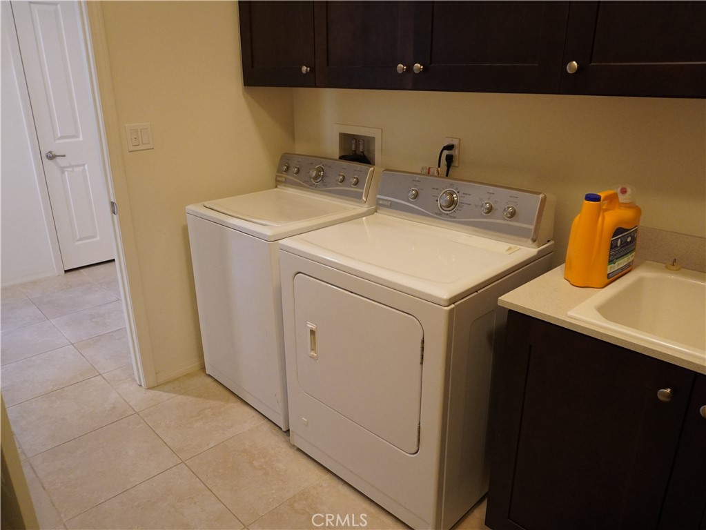 348 Scarlett Runner Beaumont, CA 92223 - Photo 9 of 33 a utility room with dryer and washer
