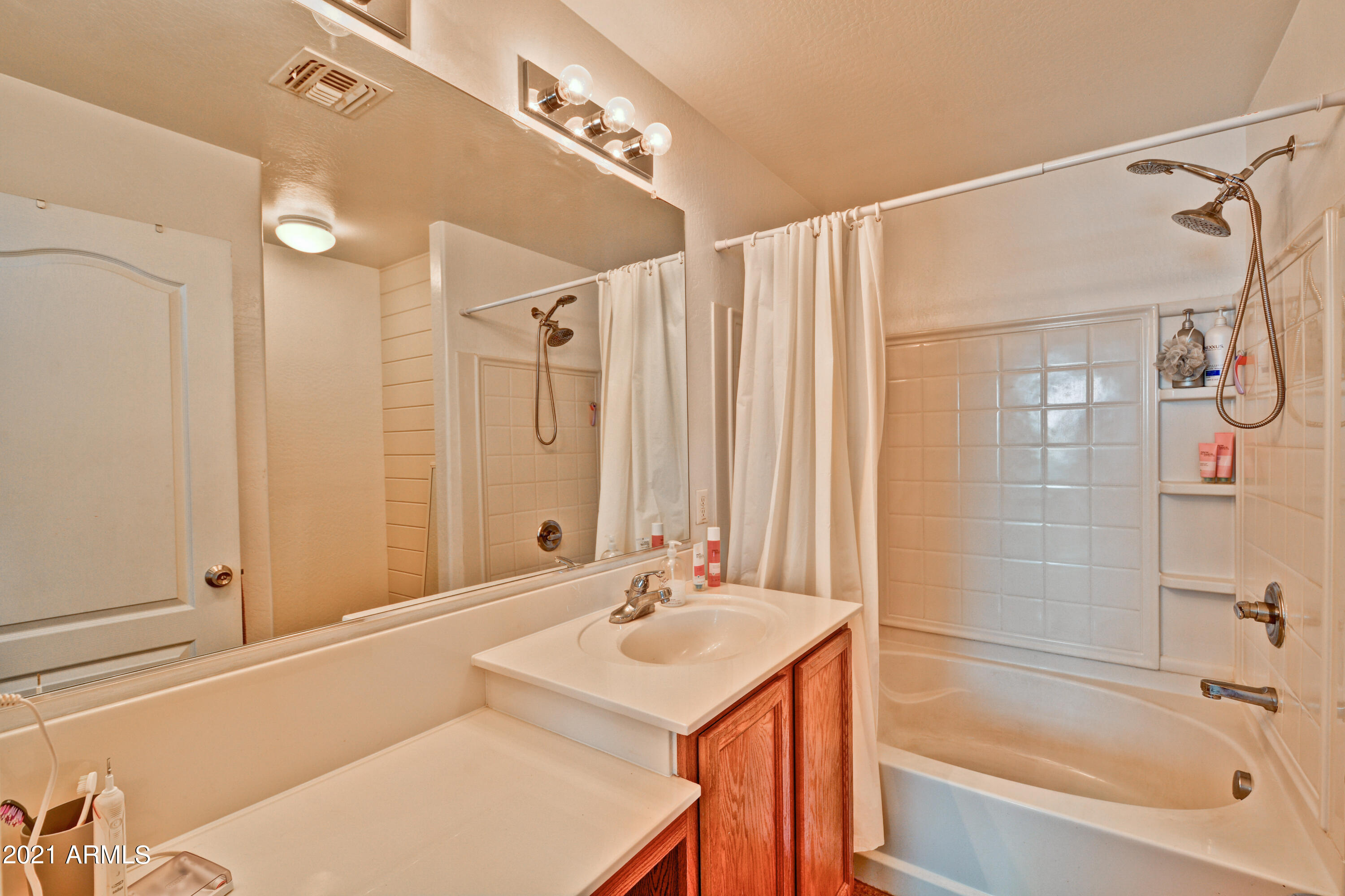 8169 West Groom Creek Road Phoenix, AZ 85043 - Photo 16 of 35 Primary Bathroom