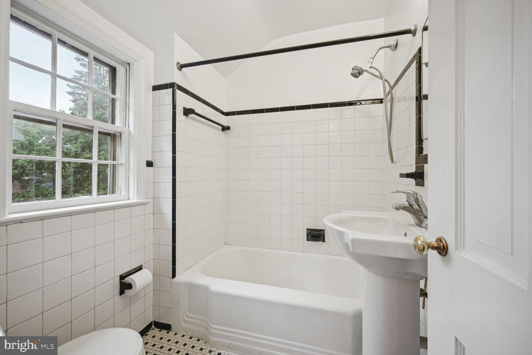 4900 33rd Road North Arlington, VA 22207 - Photo 34 of 45 Upstairs hall full bathrom