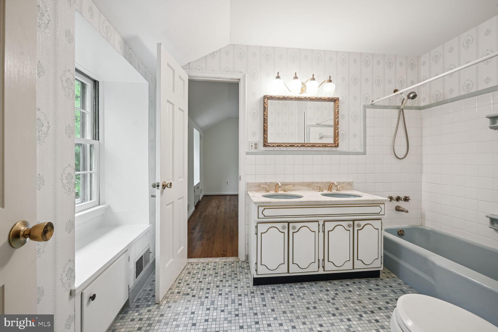 4900 33rd Road North Arlington, VA 22207 - Photo 35 of 45 Upstairs full bathroom