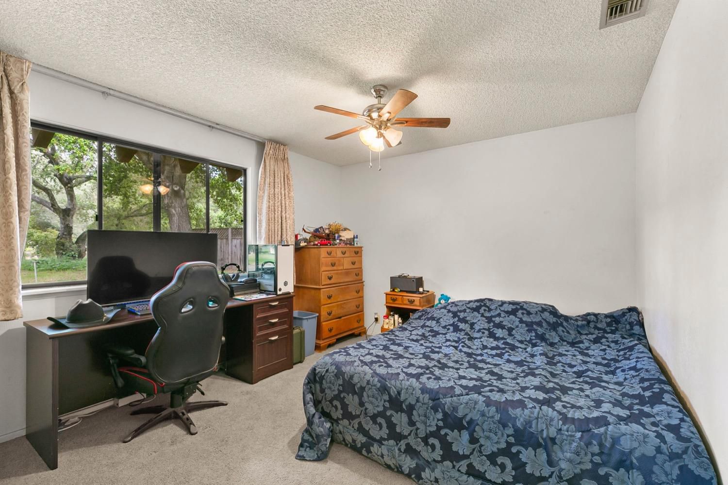 218 Sierra Road Ojai, CA 93023 - Photo 29 of 50 a bedroom with a workspace