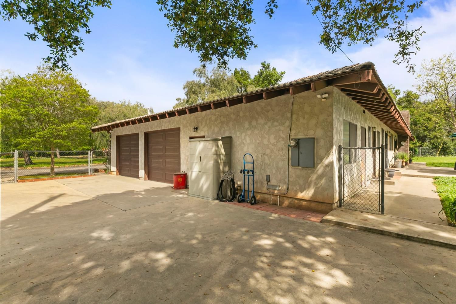 218 Sierra Road Ojai, CA 93023 - Photo 39 of 50 a backyard of a house with table and chairs