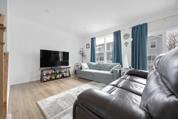 $2,995 | 620 Wolverine Drive, Aurora, IL 60502