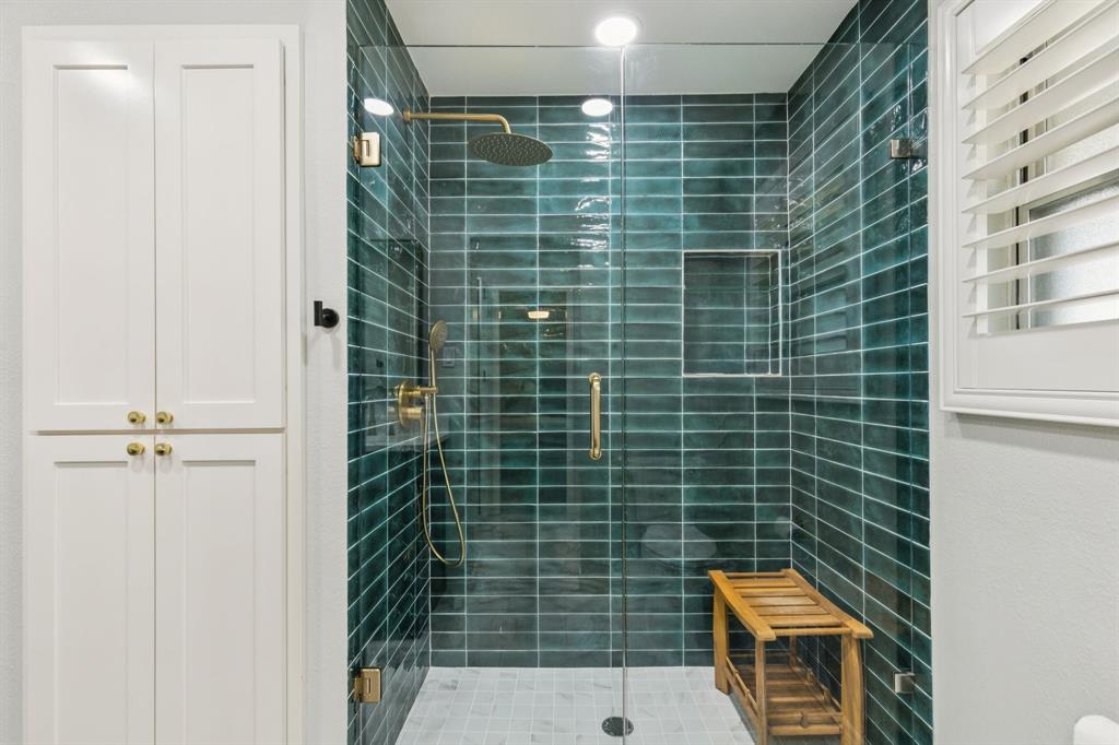 6222 East University Boulevard Dallas, TX 75214 - Photo 12 of 25 a bathroom with a shower