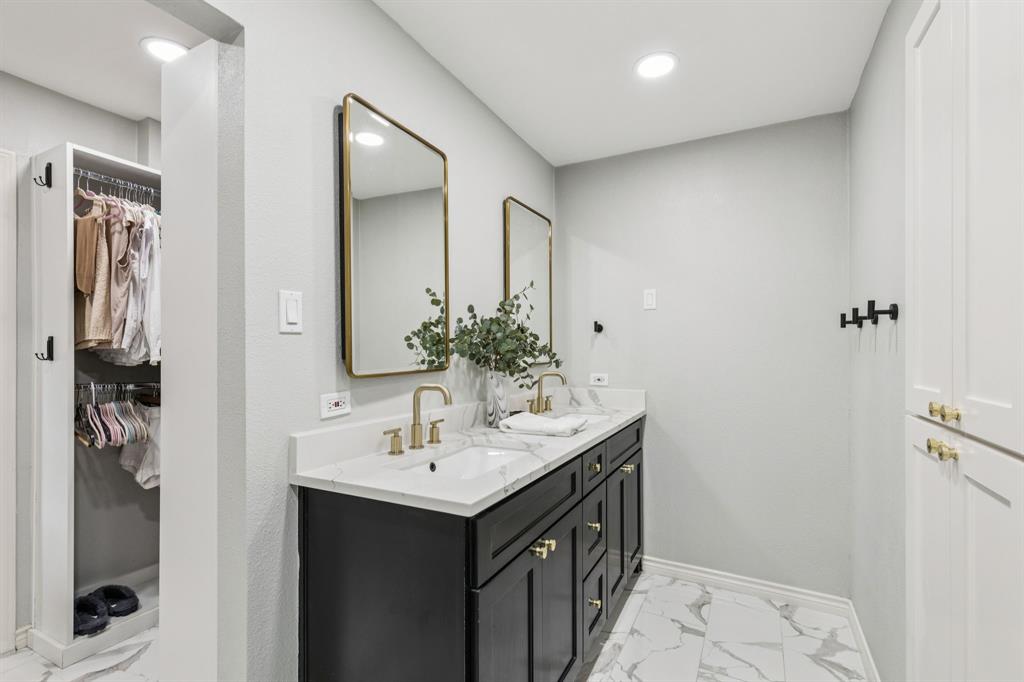 6222 East University Boulevard Dallas, TX 75214 - Photo 13 of 25 a bathroom with a sink and a mirror