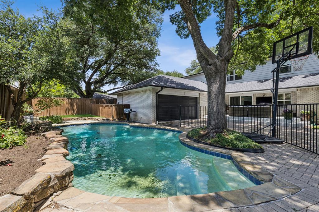 6222 East University Boulevard Dallas, TX 75214 - Photo 24 of 25 a backyard of a house with plants and large tree