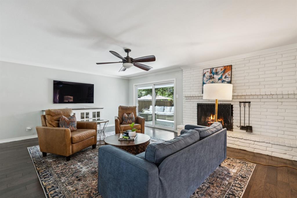 6222 East University Boulevard Dallas, TX 75214 - Photo 6 of 25 a living room with furniture and a flat screen tv