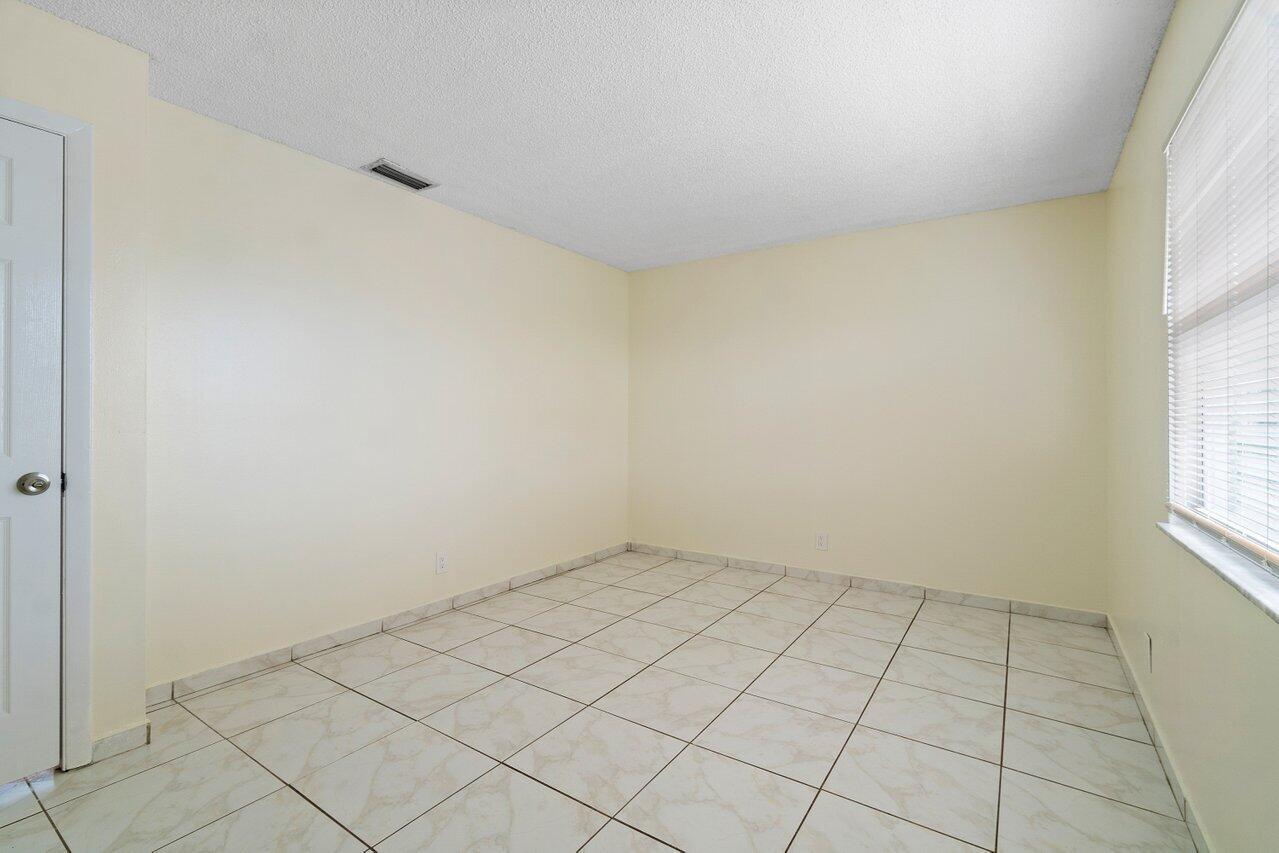 4092 Kirk Road Lake Worth, FL 33461 - Photo 13 of 22 012-4092KirkRoad-LakeWorth-FL-33461-SMAL