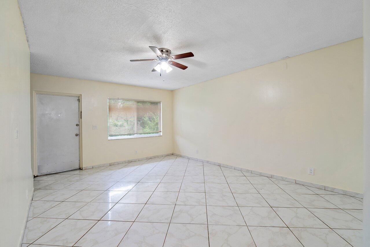 4092 Kirk Road Lake Worth, FL 33461 - Photo 5 of 22 004-4092KirkRoad-LakeWorth-FL-33461-SMAL