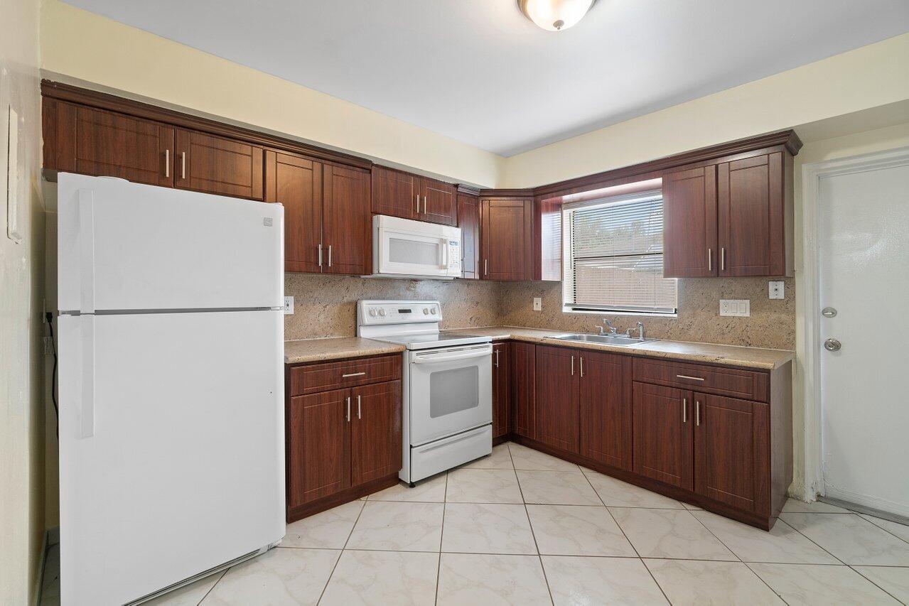 4092 Kirk Road Lake Worth, FL 33461 - Photo 7 of 22 006-4092KirkRoad-LakeWorth-FL-33461-SMAL