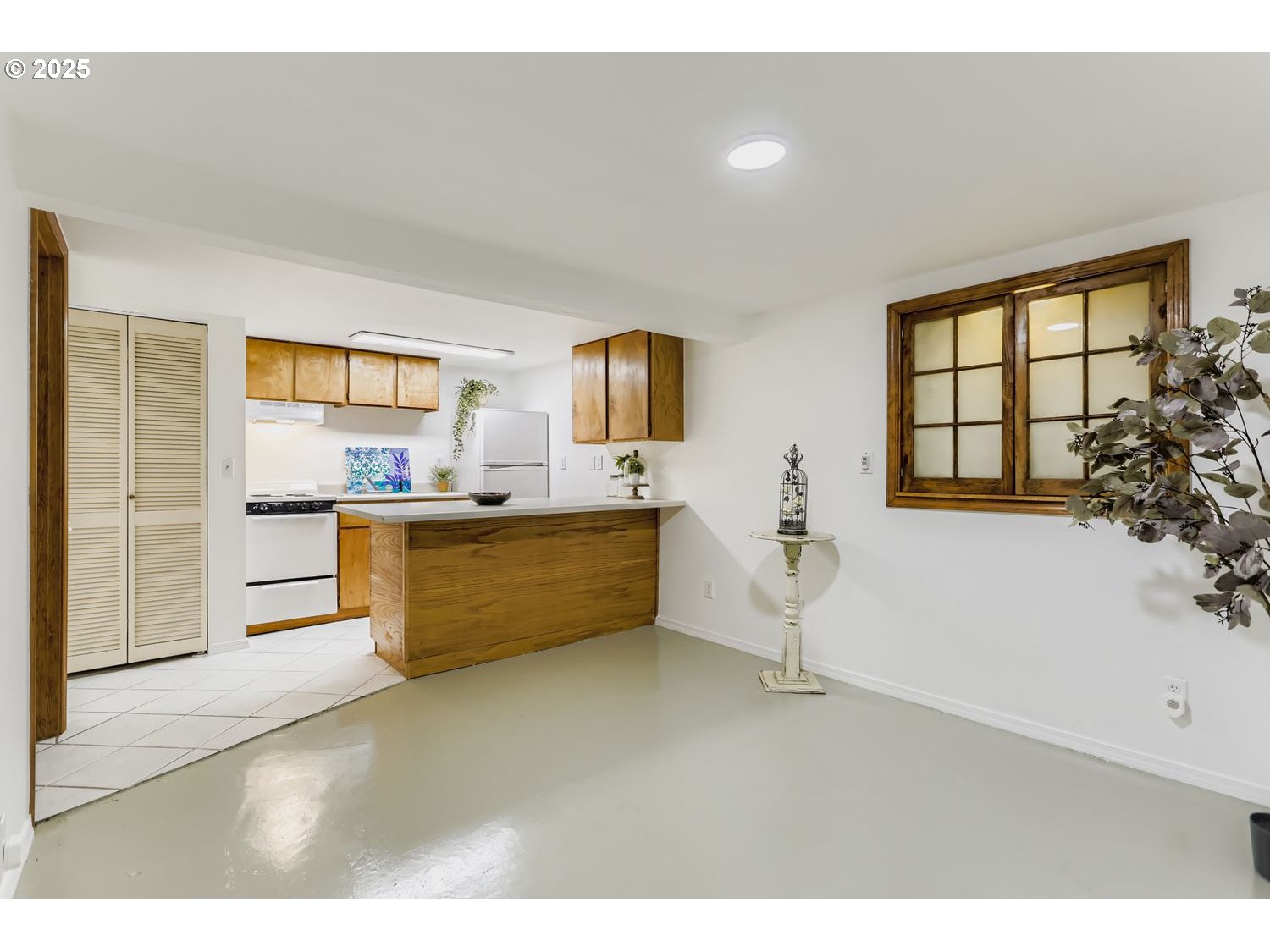 4711 Southeast Roethe Road Milwaukie, OR 97267 - Photo 20 of 30 a living room with a couch and potted plant