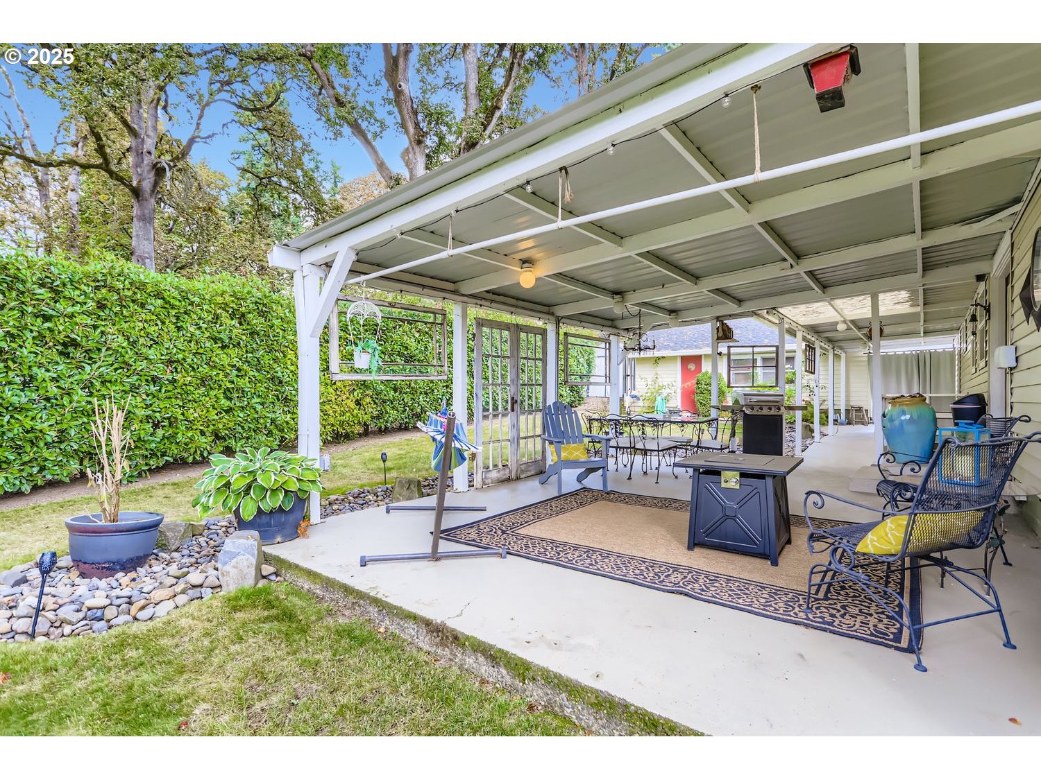 4711 Southeast Roethe Road Milwaukie, OR 97267 - Photo 25 of 30 a view of a chairs and table in a patio