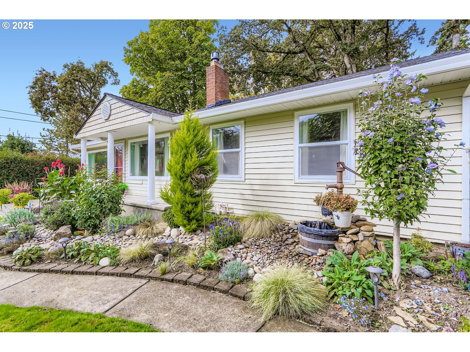 4711 Southeast Roethe Road Milwaukie, OR 97267 - Photo 5 of 30 a front view of a house with a yard