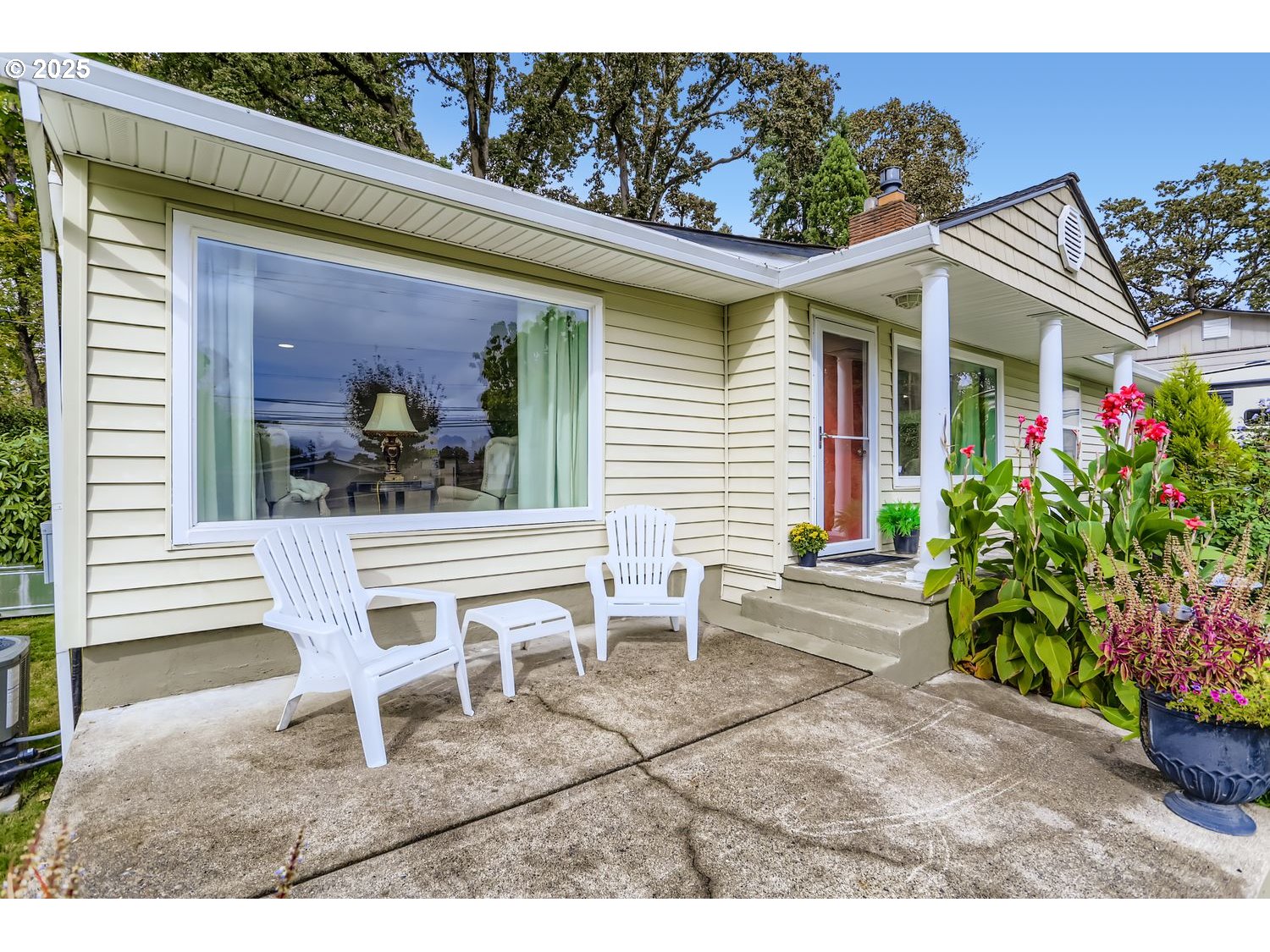 4711 Southeast Roethe Road Milwaukie, OR 97267 - Photo 6 of 30 a view of a house with lounge chair