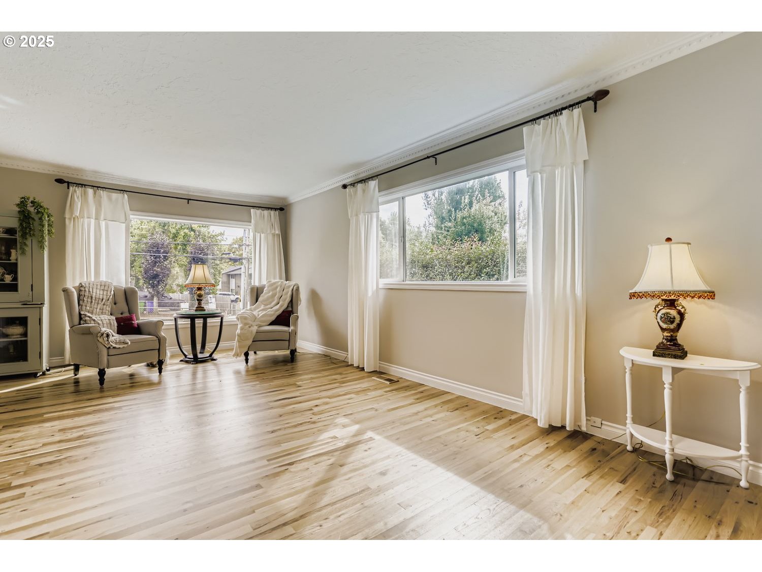 4711 Southeast Roethe Road Milwaukie, OR 97267 - Photo 8 of 30 a living room with furniture and a large window